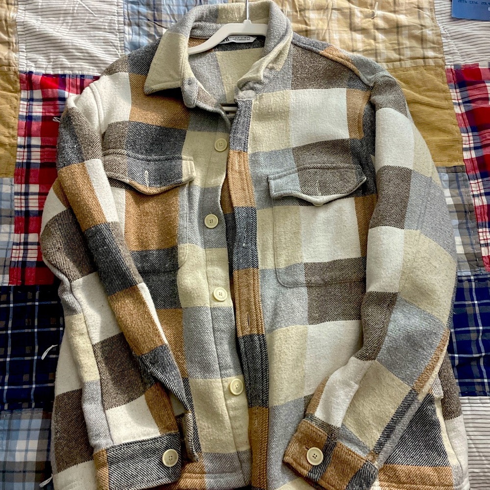 Wonderfully loved and used plaid Zara jacket. Has pilling throughout. Women’s M